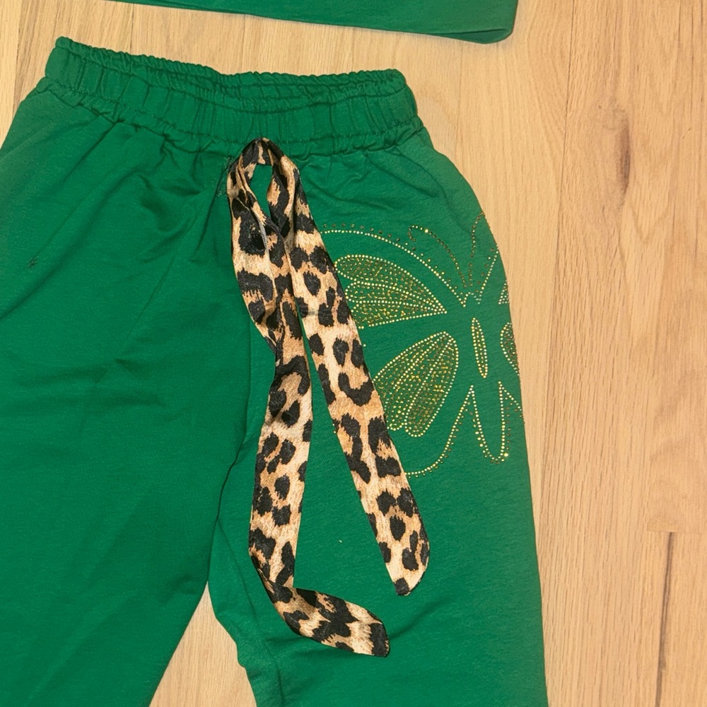 Green Butterfly Lounge Set with Leopard Accents - Picture 4 of 8